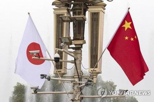중국 베이징에 게양된 중국 국기와 일본 국기. 출처=연합뉴스