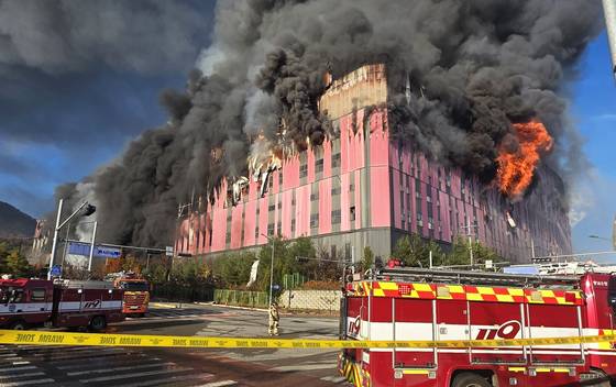 15일 오전 충남 천안 동남구 이랜드패션 물류센터에서 화재가 발생해 검은 연기와 함께 화염이 치솟고 있다. 소방 당국 대응 2단계로 격상해 화재를 진화 중이다. 뉴스1