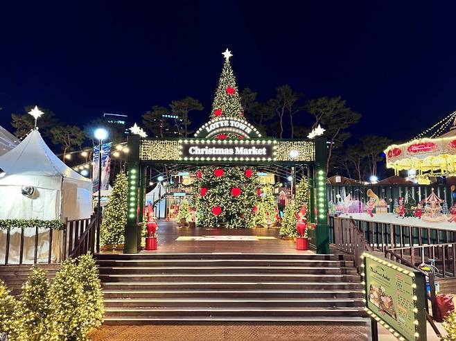 잠실 롯데타운 크리스마스 마켓 입구 / 사진=롯데백화점 제공