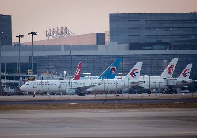 지난 18일 중국 상하이 훙차오 국제공항 활주로에 비행기들이 서 있다. 사진=EPA(연합뉴스)