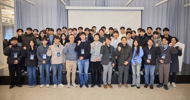 과학기술정보통신부 ‘독자 인공지능(AI) 파운데이션 모델’에 참여 중인 SK텔레콤 정예팀이 ‘2025 파운데이션 모델 테크 워크숍’에서 기념 촬영을 하고 있다. 크래프톤 제공
