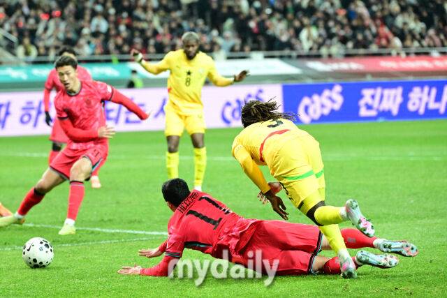 황희찬이 상대 파울로 넘어지면서 PK를 얻고 있다.