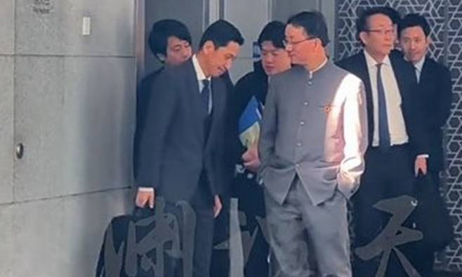 류진쑹 중국 외교부 국장(오른쪽), 가나이 마사아키 일본 외무성 국장. 중국 위위안탄톈 캡처