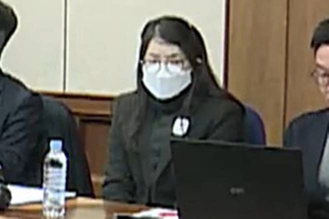 법원, 김건희 재판중계 일부 허가 - 법원이 19일 진행되는 김건희 여사 재판의 촬영 중계를 일부 허용했다. 서울중앙지법 형사합의27부(우인성 부장판사)는 이날 김 여사의 자본시장법 위반 등 혐의 재판의 중계를 서증(문서증거) 조사 전까지만 허가했다. 사진은 이날 재판에 출석한 김건희 여사. 2025.11.19 서울중앙지법 제공