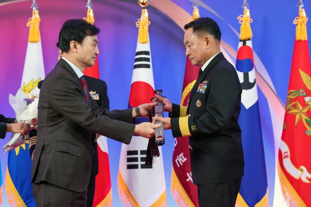 안규백 국방부 장관이 19일 국방컨벤션에서 준장 진급 예정자 및 준장으로 진급(2024년 6월 1일 이후)한 89명에게 삼정검을 수여하고 있다. 사진 제공=국방부
