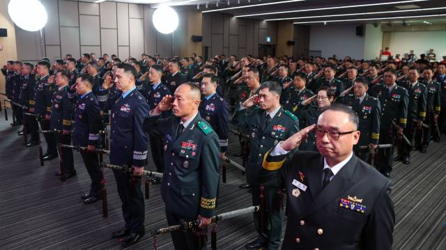 지난 11월 19일 국방컨벤션에서 열린 2025년 삼정검 수여식에서 준장 진급자(2024년 6월 1일 이후) 및 준장 진급 예정자 89명이 경례를 하고 있다. 사진 제공=국방부
