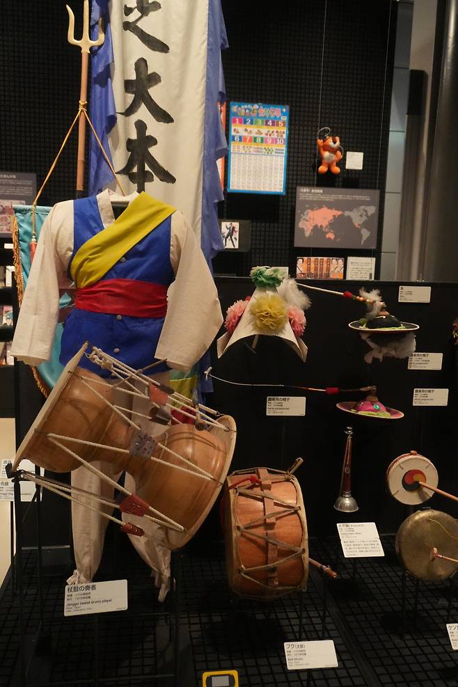 한국의 풍물행사에 쓰이는 전통의상과 북들을 재현한 한국관. 오사카=허문명 기자