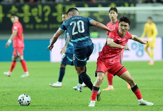 지난달 파라과이 선수들과 볼을 다투고 있는 황인범. 연합뉴스