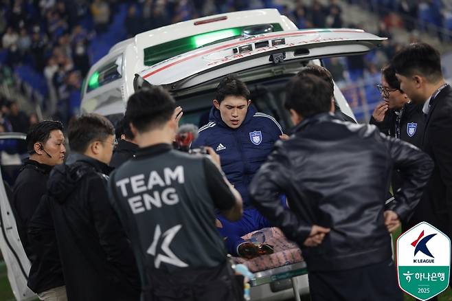 부상으로 쓰러진 이동경이 앰뷸런스에 타고 있다. /사진=한국프로축구연맹 제공