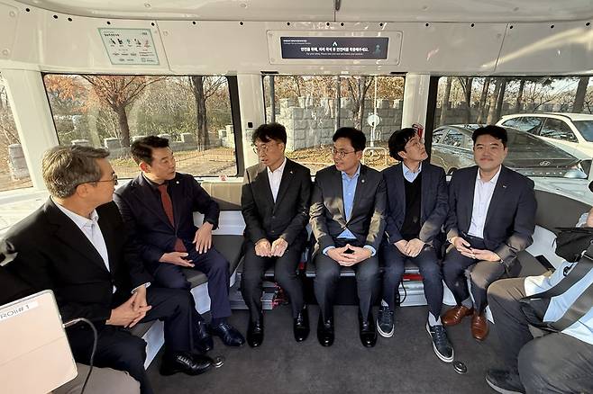 ▲ 김동연(왼쪽 첫 번째) 경기도지사, 박정(왼쪽 두 번째) 국회의원, 이용욱(왼쪽 네 번째) 도의원과 업계 관계자들이 무인자율주행차 'ROii(로이)' 시승을 하고 있다. /오윤상 기자 oys@incheonilbo.com
