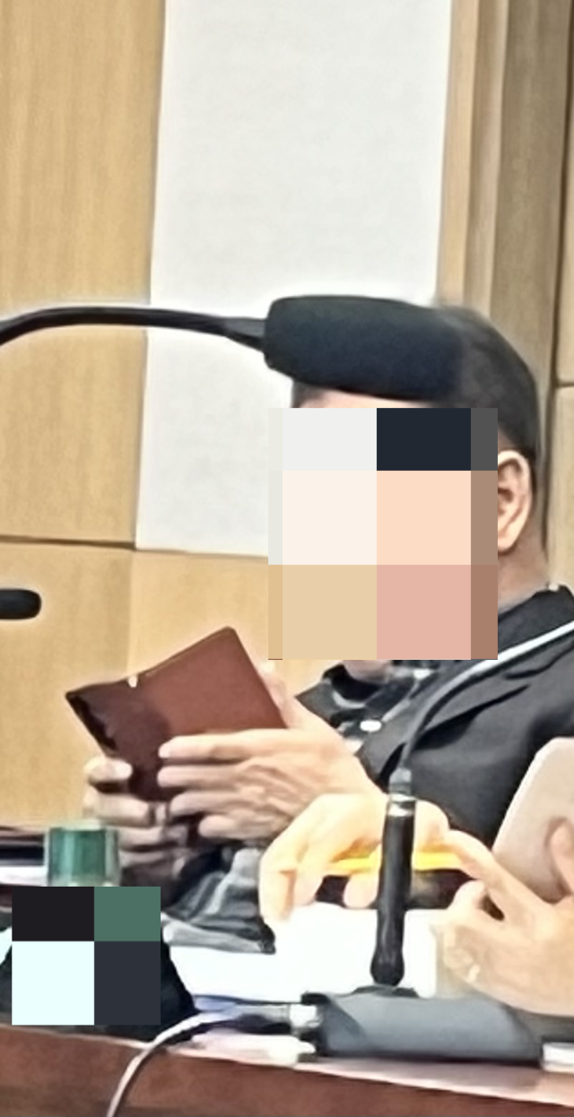 대구 동구의회 행정사무감사에서 한 구의원이 집중하지 않고 휴대폰을 보는 등 적극적이지 않은 태도를 보이고 있다. 김정원 기자