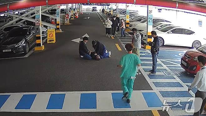 심정지로 쓰러진 환자를 긴급 조치하는 단국대병원 의료진들.(단국대병원 제공. 재판매 및 DB금지)