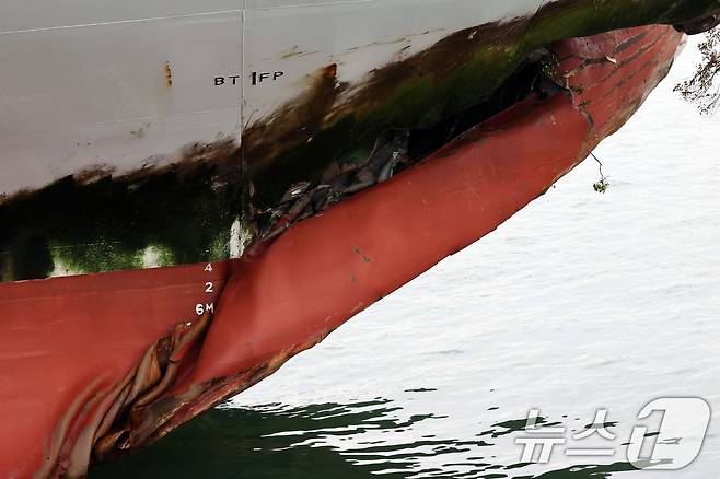 전남 신안 해상에서 좌초된 여객선 퀸제누비아2호가 20일 전남 목포시 산정동 삼학부두에 정박해 있다. 사진은 사고 부위의 모습. 2025.11.20/뉴스1 ⓒ News1 박지현 기자