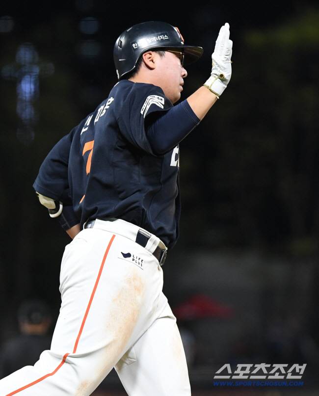 16일 광주 기아 챔피언스필드에서 열린 한화-KIA전. 6회초 1사 1, 2루 안치홍이 스리런포를 친 후 환호하고 있다. 광주=정재근 기자 cjg@sportschosun.com/2025.9.16/