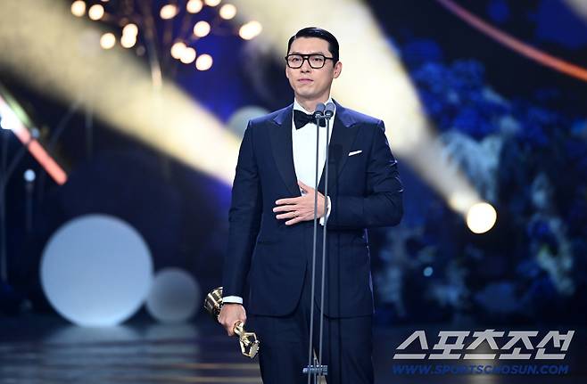 제46회 청룡영화상 시상식이 19일 여의도 KBS홀에서 열렸다. 남우주연상을 수상한 현빈이 기뻐하고 있다. 허상욱 기자 wook@sportschosun.com/2025.11.19/