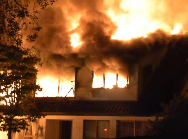 뉴질랜드 오클랜드 벅클랜즈비치의 한 주택이 10월 2일 새벽 거센 불길에 휩싸여 있다. 해당 화재로 한국인 아버지와 아들 2명이 숨졌다. 현지 경찰은 방화로 보고 수사를 진행 중이다. Givealittle 캡처