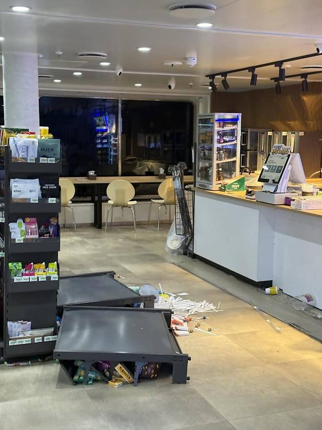19일 오후 8시17분께 전남 신안군 장산도 남방 족도에 여객선 퀸제누비아2호가 좌초됐다. 사진은 좌초 당시 충격으로 매대가 넘어진 여객선 내부 매점의 모습. 연합뉴스