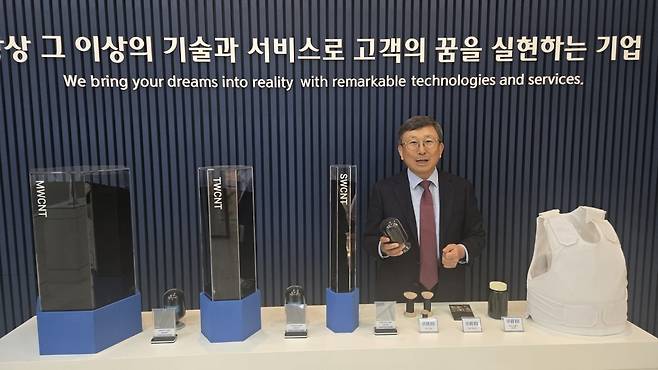 강득주 제이오 대표가 18일 경기 안산시 본사 쇼룸에서 단일벽 탄소나노튜브(싱글월CNT)의 구조에 대해 설명하고 있다. 안산=은정진 기자