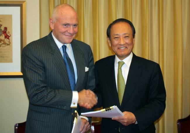 지난 2010년 11월25일 김승유 하나금융지주 회장과 존 그레이컨 론스타 회장이 영국 런던 시내 그로버너 호텔에서 외환은행 주식매매계약(SPA) 체결식을 마친뒤 악수하고 있는 모습. 연합뉴스