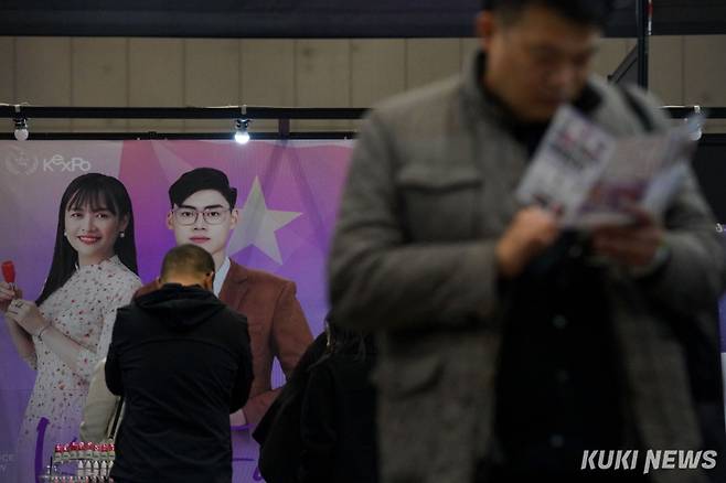 20일 경기 고양시 킨텍스에서 열린 ‘제1회 한국문신산업박람회’에서 참가자들이 부스를 둘러보고 있다.
