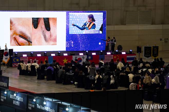 20일 경기 고양시 킨텍스에서 열린 ‘제1회 한국문신산업박람회’에서 문신 관련 강의가 열리고 있다.
