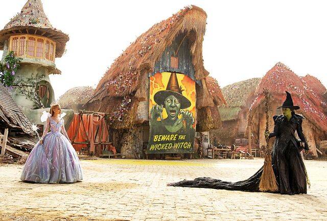 영화 ‘위키드: 포 굿’에서 서쪽 마녀 엘파바(오른쪽)와 착한 마녀 글린다가 대립하는 장면. 피예로 왕자와의 삼각관계, 엘파바 동생 네사로즈의 죽음 등으로 갈등하던 두 인물은 결국 진정한 우정을 찾아간다. 존 추 감독은 “슬픔 속 희망이 공존하는 진실된 이야기로 관객이 깊은 감정을 체험하길 바란다”고 말했다. 유니버설 픽쳐스 제공