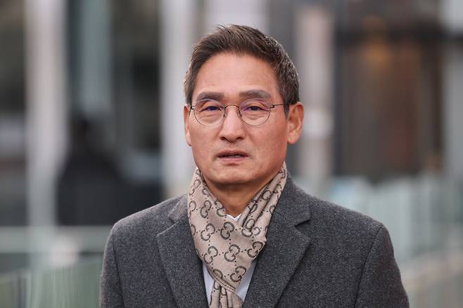 건진법사 관봉권 띠지 분실 의혹과 쿠팡 퇴직금 불기소 외압 의혹 수사를 맡게 된 안권섭 상설특별검사가 지난 17일 서울 여의도 사무실에서 나오고 있다. 연합뉴스