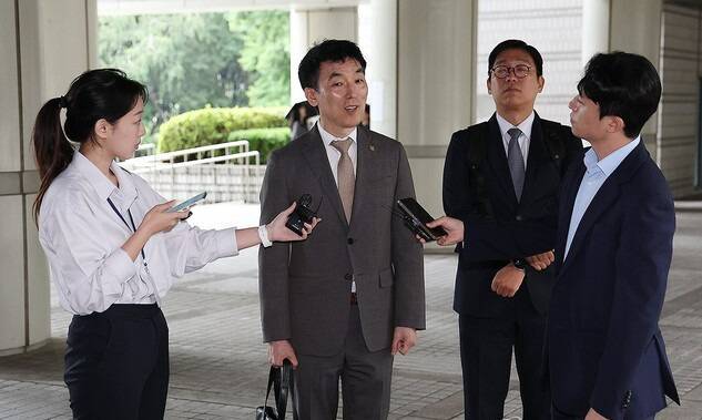 김용현 전 장관 구속심문 전 입장 밝히는 이하상 변호사. 연합뉴스