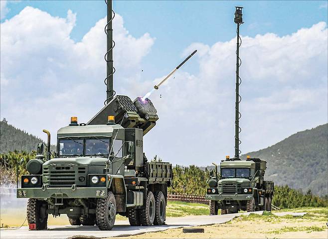LIG넥스원이 개발한 무기체계 ‘비궁’이 군용 차량에서 발사되는 모습. (LIG넥스원 제공)