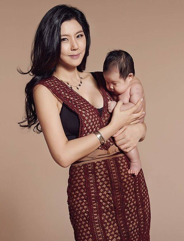 이윤미가 둘째 딸 라엘 양과 함께한 과거 화보를 공개했다. / 이윤미 인스타그램