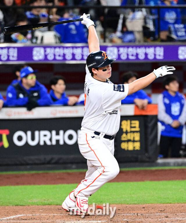 2025년 10월 24일 오후 대전한화생명볼파크에서 열린 '2025 신한 SOL BANK KBO 포스트 시즌' 삼성 라이온즈와 한화 이글스의 플레이오프(PO) 5차전 경기. 한화 노시환이 3회말 1사 2루서 안타를 치고 있다./마이데일리