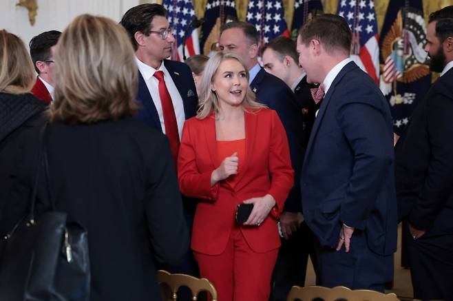 캐롤라인 레빗 백악관 대변인이 2025년 11월 13일(현지시간) 워싱턴 D.C. 백악관 이스트룸에서 도널드 트럼프 대통령의 ‘퓨처 육성(Fostering the Future)’ 관련 행정명령 서명식 후 참석자들과 대화를 나누고 있다. 로이터 연합뉴스