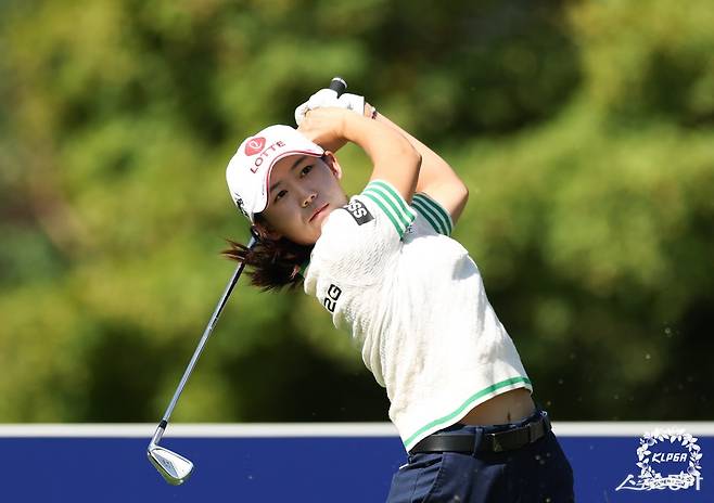 KLPGA 투어 2025시즌 최종전 우승자 황유민이 내년 미국 무대 진출에 앞서 100% 온라인 팬 투표로 선정되는 인기상 2연패에 도전한다. 사진제공 | KLPGA