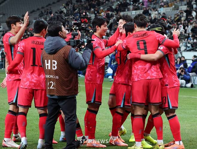 축구 국가대표 A매치 친선경기 대한민국과 가나의 경기가 18일 서울월드컵경기장애서 열렸다. 한국 이태석이 헤더슛으로 첫 골을 터뜨린 후 동료들과 기뻐하고 있다. /사진=김진경 대기자