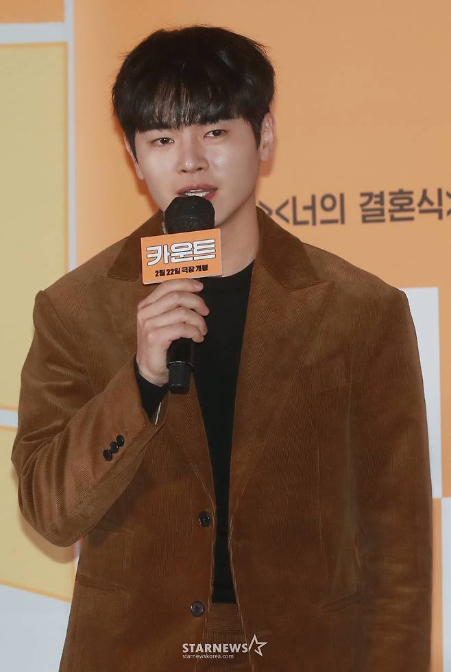 배우 장동주가 13일 오후 서울 CGV용산아이파크몰에서 진행된 영화 '카운트'(감독 권혁재) 언론시사회에 참석해 질문에 답하고 있다. 10년 전 올림픽에서 금메달을 수상한 메달리스트였지만 지금은 고집 밖에 안 남은 고등학교 체육 선생으로 평범한 나날을 보내는 주인공 박시헌을 중심으로 벌어지는 이야기를 그린 영화 '카운트'는 오는 22일 개봉한다. /2023.02.13