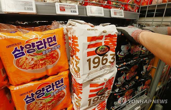 삼양식품, 우지 라면 36년 만에 부활…'삼양1963' 출시 (서울=연합뉴스) 진연수 기자 = 6일 서울 시내 한 대형마트에 라면 '삼양1963'이 진열되어 있다. 삼양식품은 36년 만에 우지(소 기름)로 만든 신제품 '삼양1963'을 출시했다. 2025.11.6 jin90@yna.co.kr