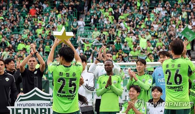 (지난달) 18일 전북 전주월드컵경기장에서 열린 2025 하나은행 K리그1 2025 풀리그 마지막 33라운드 경기에서 전북 현대가 수원 FC에 2-0으로 이긴 후 10번째 우승별을 땄다. 우승을 확정한 뒤 최철순 선수가 우승별을 들고 있다. 연합뉴스 제공