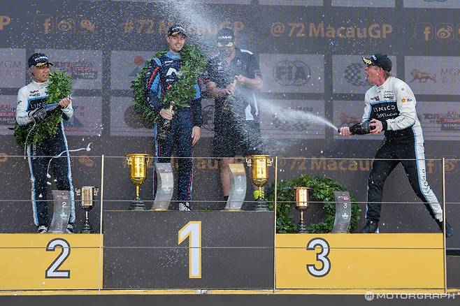 올해 TCR 월드 투어 마지막 경기는 조쉬 버켄(HMO 커스터머 레이싱, 30번)의 폴투윈으로 마무리되었다.