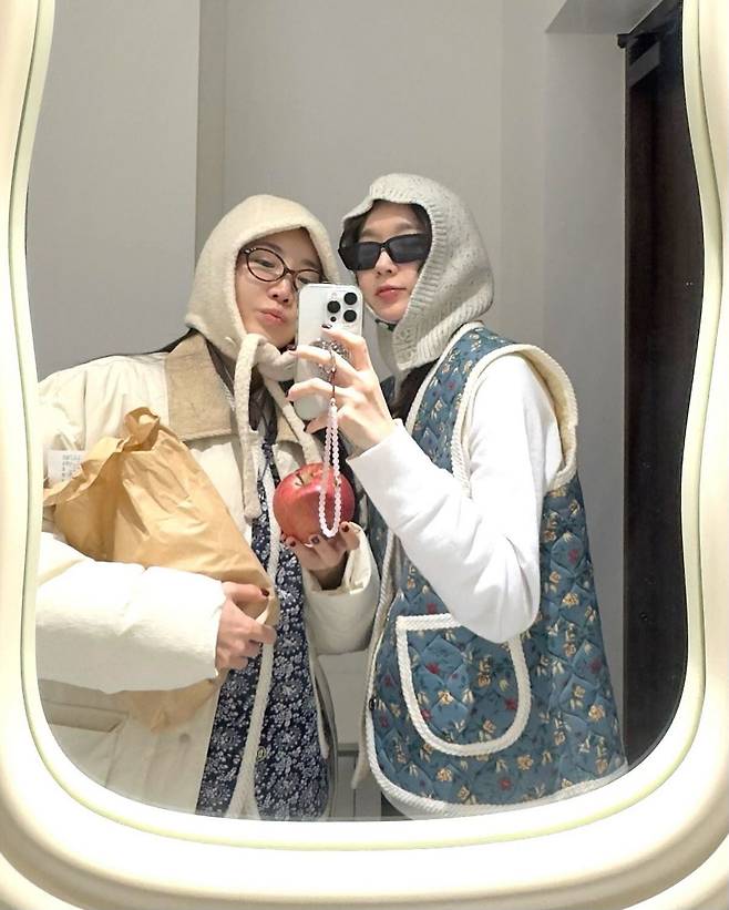 다비치의 이해리와 강민경도 푸른색 계열의 김장조끼에 바라클라바를 매치하여, 위트 넘치는 '촌캉스 커플 룩'을 연출했다. @iammingki