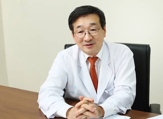 지난 11월 14일 서울아산병원 융합연구관에서 진행된 인터뷰에서 김태원 서울아산병원 종양내과 교수가 젊은 대장암 환자 발병 추이에 대해 설명하고 있다./조선비즈