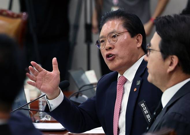 송석준 국민의힘 의원이 24일 오전 국회에서 열린 법제사법위원회의 법제처에 대한 국정감사에서 질의를 하고 있다. ⓒ뉴시스