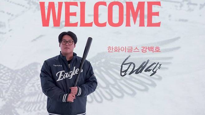 ‘자유계약선수(FA) 최대어’ 강백호가 20일 한화와 4년 최대 100억 원에 FA 계약을 한 뒤 포즈를 취했다. 2018년 KT에 2차 1라운드 1순위로 입단한 강백호는 올해까지 8시즌 통산 타율 0.303, 136홈런, 565타점, OPS(출루율+장타율) 0.876을 기록했다. 한화는 “강한 타구 생산 능력을 갖춘 강백호의 영입으로 타선 강화를 기대한다”고 밝혔다. 한화 제공