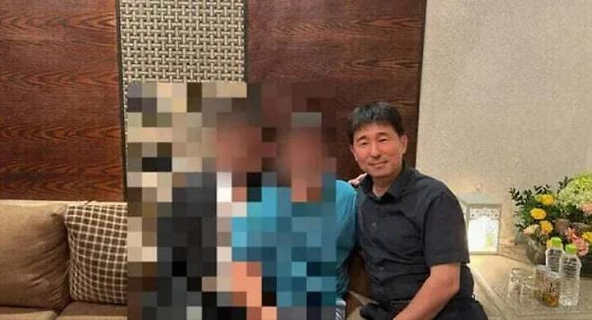 더불어민주당이 지귀연 부장판사 향응 접대 의혹을 제기하며 지난 5월19일 공개한 사진. 지 부장판사(가장 오른쪽)가 동석자 두명과 앉아 있다. 민주당 제공
