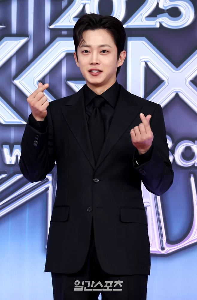 2025 코리아 그랜드 뮤직 어워즈 with iM뱅크’(2025 KGMA) 둘째날 뮤직데이가 15일 오후 인천 영종도 인스파이어 아레나에서 펼쳐졌다. 본 행사 전 진행된 레드카펫 행사에서 시상자로 온 배우 김민석이 포즈를 취하고 있다. 영종도(인천)=KGMA특별취재단/2025.11.15/