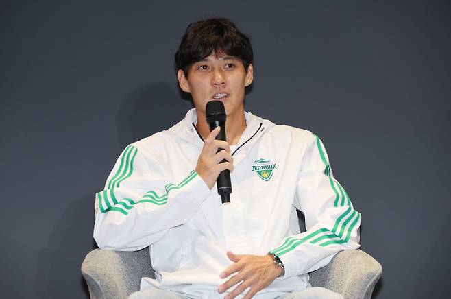 <yonhap photo-5967=""> 질문에 답하는 최철순 (전주=연합뉴스) 임채두 기자 = 5일 전주월드컵경기장 이벤트홀에서 열린 전북 현대 모터스 K리그1 우승 미디어데이에서 최철순이 취재진 질문에 답하고 있다. 2025.11.5 doo@yna.co.kr/2025-11-05 15:52:58/ <저작권자 ⓒ 1980-2025 ㈜연합뉴스. 무단 전재 재배포 금지, AI 학습 및 활용 금지></yonhap>