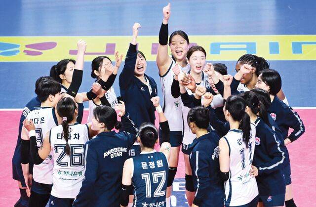 한국도로공사 선수들이 19일 경기도 화성종합체육관에서 열린 2025-2026 V리그 여자부 IBK기업은행과의 경기에서 승리한 뒤 기뻐하고 있다. 한국배구연맹(KOVO) 제공