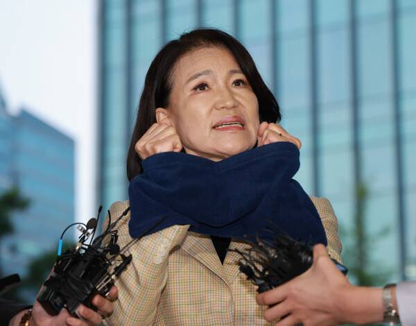 ▲국가공무원법 및 공직선거법 위반 등의 혐의로 체포된 이진숙 전 방송통신위원장이 10월2일 서울 영등포경찰서로 압송되며 취재진에 발언하고 있다. ⓒ연합뉴스