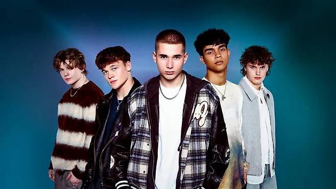 5인조 보이밴드 디어앨리스. 멤버 전원이 영국인이다. SM엔터테인먼트