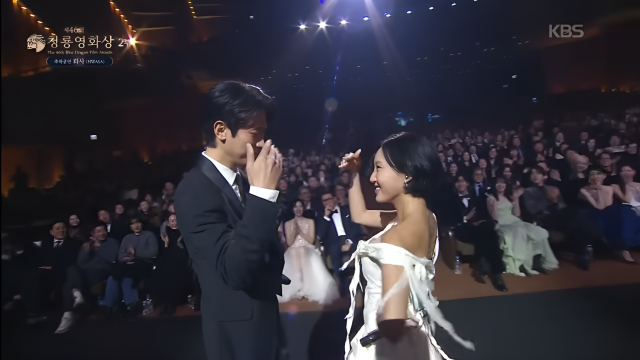 마마무 화사가 ‘제46회 청룡영화상’ 시상식에서 전남친 박정민과 축하 공연을 펼쳤다. / 유뷰트 KBS