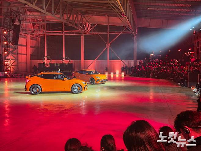 제네시스가 20일(현지시간) 오후 프랑스 남부 르 카스텔레(Le Castellet)의 폴 리카르 서킷에서 마그마 월드 프리미어 행사를 열어 브랜드 최초의 고성능 모델 'GV60 마그마'를 처음 공개했다. 박성완 기자